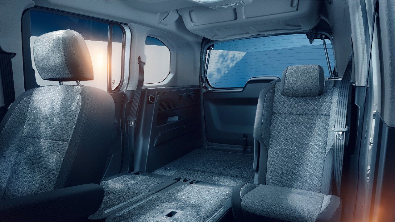 Binnenkant van een Opel Combo Electric met plooibare stoelen