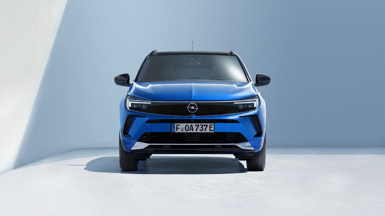 Vooraanzicht van een blauwe Opel Grandland Plug-in-Hybrid met zwart dak